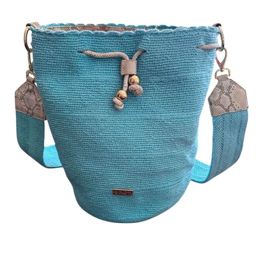 Paoti Handwoven Turquoise Animal Print Bucket Handbag